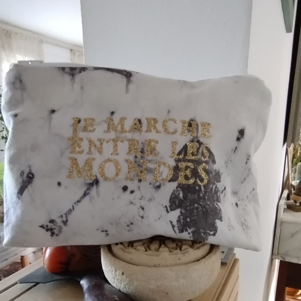 Pochette zippée "Je marche entre les mondes"